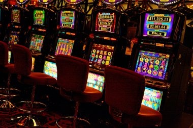 Texas Poker table layout on nanas toto mobile app with dealer position and betting zones
